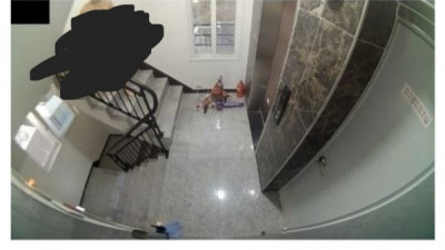   				젖꼭지에 빨레집게 찝고 알몸으로 계단에서 자위하는			
