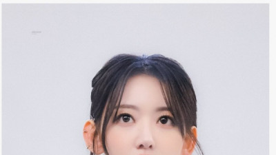   				자기 휴대폰이 넘나 소중한 르세라핌 사쿠라			