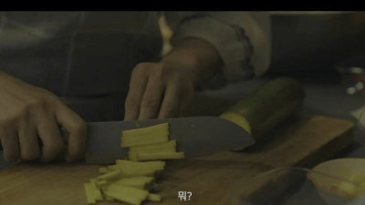 엄마 나 휴대폰 수리하게 80만원만 줘